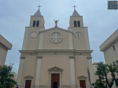 Tra il 1843 e il 1852 vide quindi la luce la chiesa dello Spirito Santo (ancora oggi attiva), edificata su un terreno acquistato, ironia della sorte, dagli eredi di un massone: Teodoro Saracino